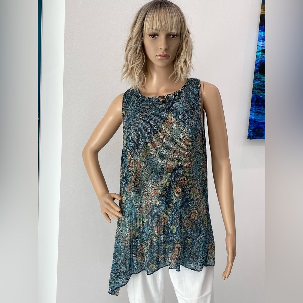 BCBGeneration Lightweight Floral Sleeveless Top, Asymmetric Hem, Fits Sizes 6-8